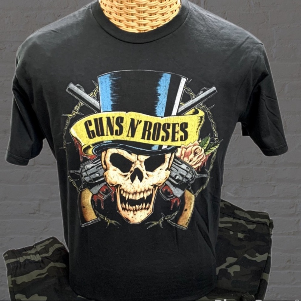 "Guns N' Roses" black pistols and skull graphic print short sleeve tee- L
